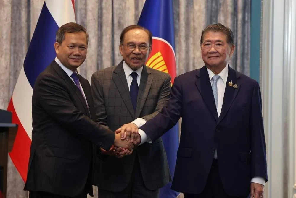 Anwar (tengah) menyaksikan Hun Manet (kiri) bersalaman dengan Phumtham Wechayachai (kanan) selepas Mesyuarat Khas Bersama di Kompleks Seri Perdana pada Isnin. Foto Bernama