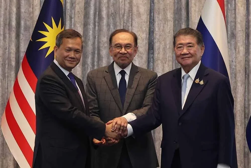 Perdana Menteri, Datuk Seri Anwar Ibrahim (tengah) menyaksikan Perdana Menteri Kemboja Hun Manet (kiri) bersalaman dengan Pemangku Perdana Menteri Thailand Phumtham Wechayachai (kanan) selepas Mesyuarat Khas Bersama di Kompleks Seri Perdana pada Isnin. Foto Bernama