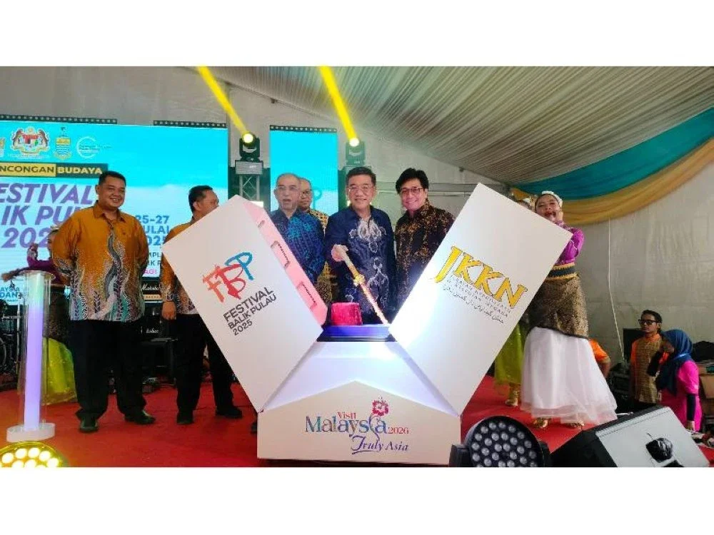 Exco Pelancongan, Ekonomi Kreatif Pulau Pinang, Wong Hon Wai (tengah) memegang tongkat mayang yang sinonim dengan persembahan boria ketika melakukan gimik perasmiaan penutup FBP 2025 yang diadakan pada Ahad.