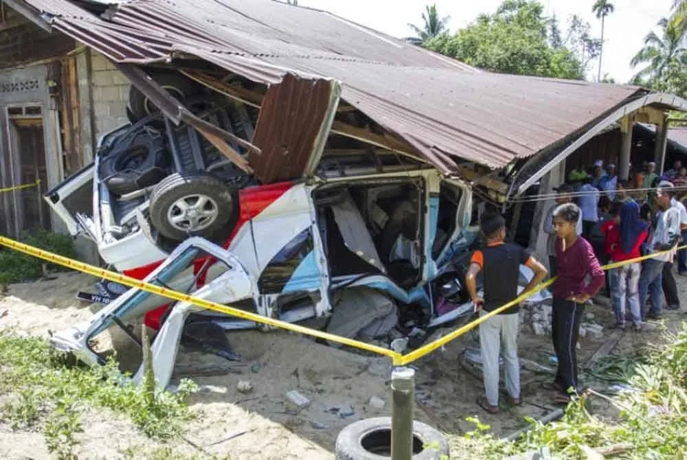 Keadaan kenderaan yang membawa membawa Muhammad Faiz dan rakannya selepas terlibat dalam kemalangan di Kota Bharu lapan tahun lalu. - Foto: Bernama