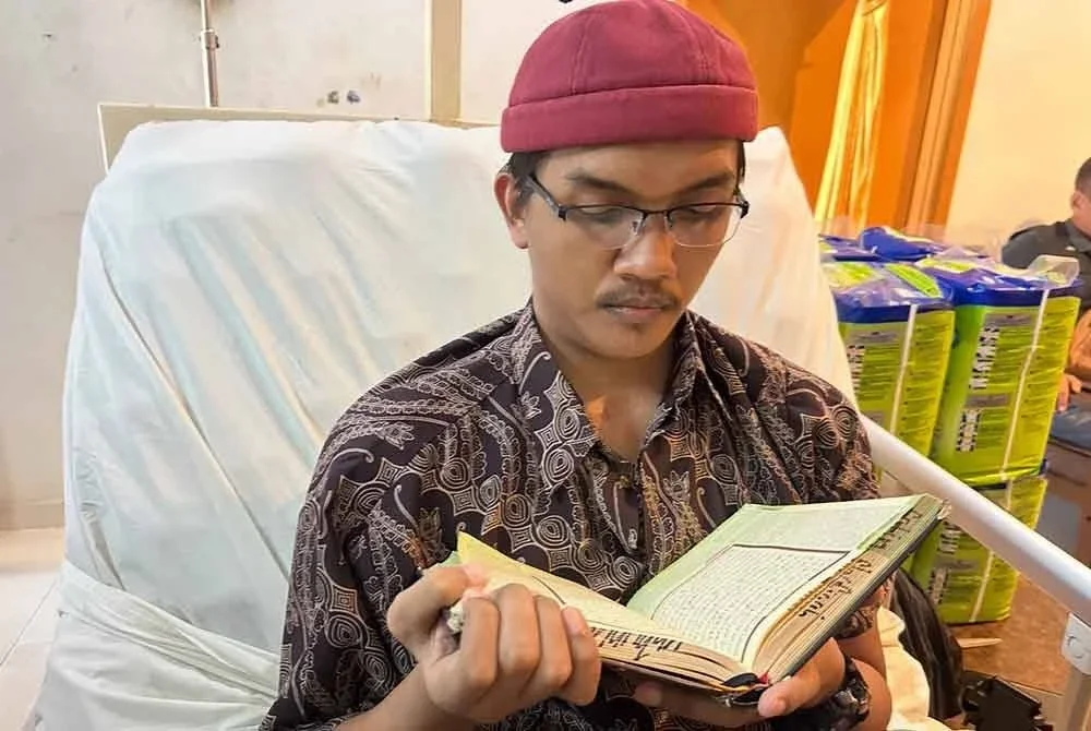 Muhammad Faiz Hafizuddin cuba menghafal semula al-Quran.