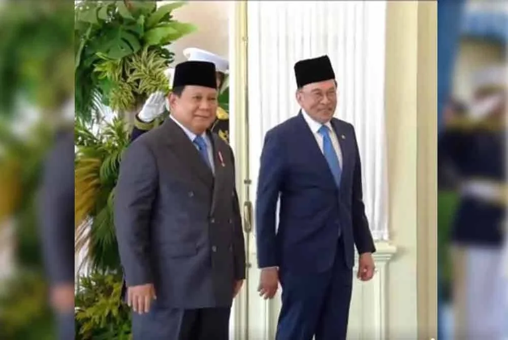 Ketibaan Anwar sempena lawatan kerja dua hari, disambut Presiden Indonesia Prabowo Subianto.