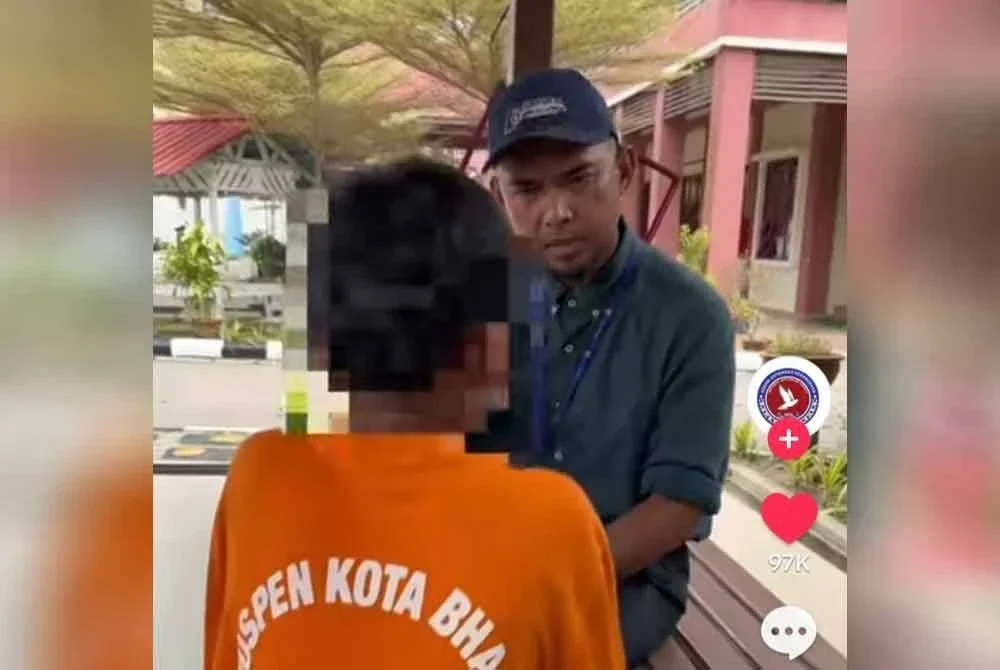 Demi mendapatkan tenaga untuk memanjat pokok kelapa setinggi lebih tiga meter, seorang remaja lelaki sanggup menghisap pil kuda. Foto Tangkap Layar PUSPEN Kota Bharu.
