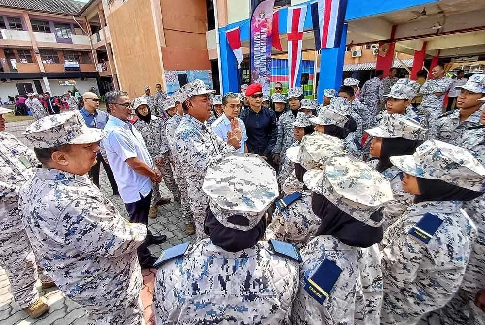 Mohd Rosli (tengah) beramah mesra dengan pasukan kadet Maritim (Paskam) selepas majlis peluncuran Sekolah Angkat Madani Maritim Malaysia di SMK Sungai Baging di Kuantan pada Selasa. Foto Sinar Harian