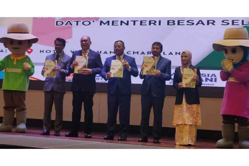 Amirudin (empat dari kanan) menunjukkan Laporan Interim Banci Pertanian 2024 di sini pada Selasa.