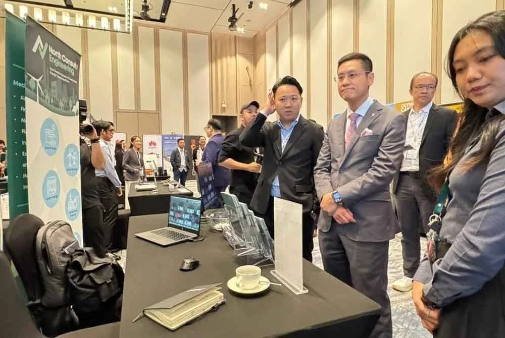 Zairil (tengah) mendengar penerangan dalam sesi lawatan reruai selepas merasmikan MPSEA Solar Roadshow pada Selasa.