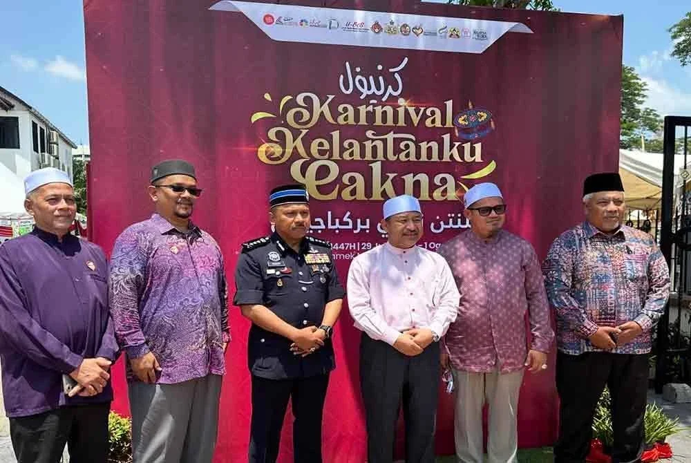 Mohd Yusoff (tiga dari kiri) bergambar bersama Mohd Nassuruddin (tiga dari kanan) di Karnival Kelantanku Cakna di Kota Bharu pada Selasa.