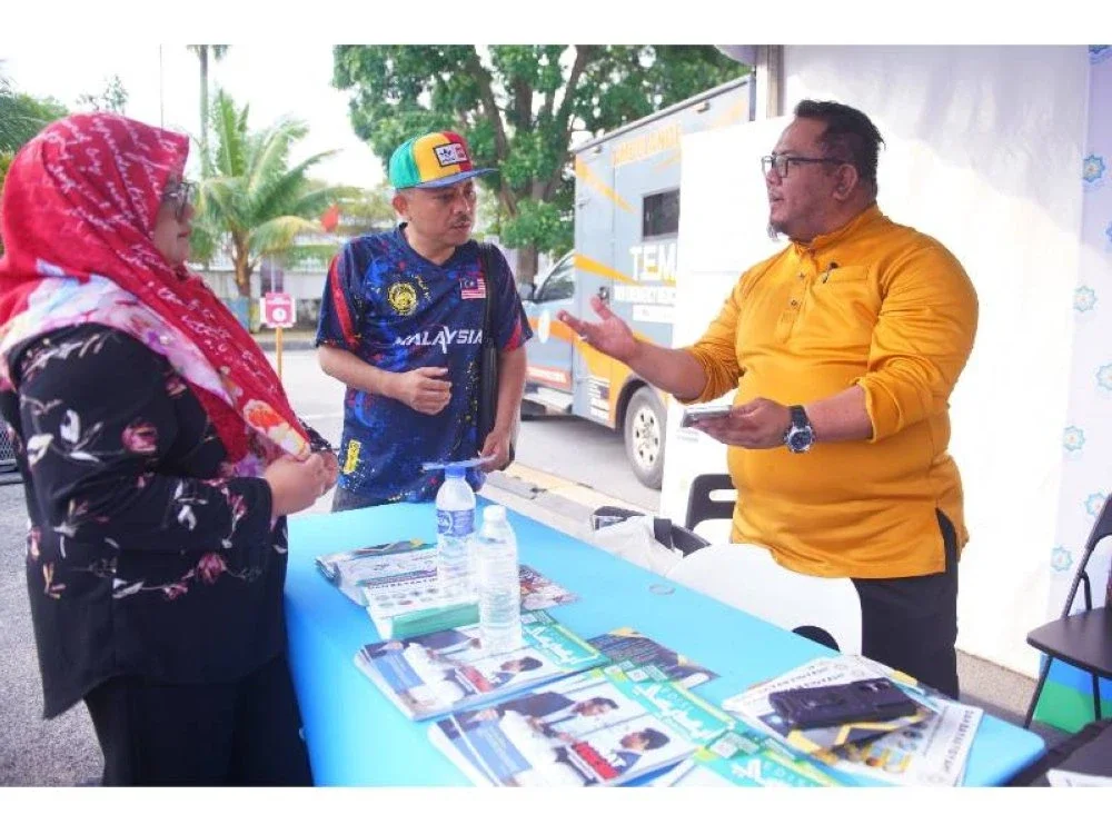 Seorang pegawai MAIS memberikan penerangan mengenai perkhidmatan yang diberikan agensi agama itu kepada orang ramai.