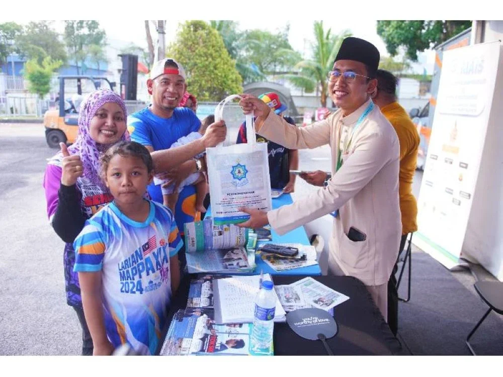 Pengunjung Karnival Siang Malam Karangkraf 2025 teruja mendapat cenderahati dan mengetahui banyak informasi mengenai Majlis Agama Islam Selangor (MAIS) ketika mengunjungi reruai berkenaan.