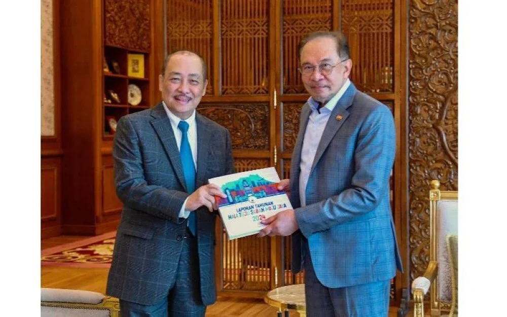 Ketua Menteri Sabah, Datuk Seri Hajiji Noor menyampaikan Laporan Tahunan SMJ 2024 kepada Perdana Menteri, Datuk Seri Anwar Ibrahim.