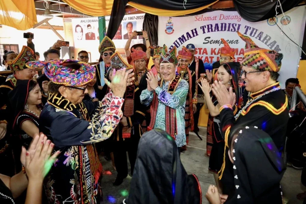 Hajiji (tengah) sewaktu menghadiri Pesta Kaamatan Peringkat Negeri Sabah 2025.