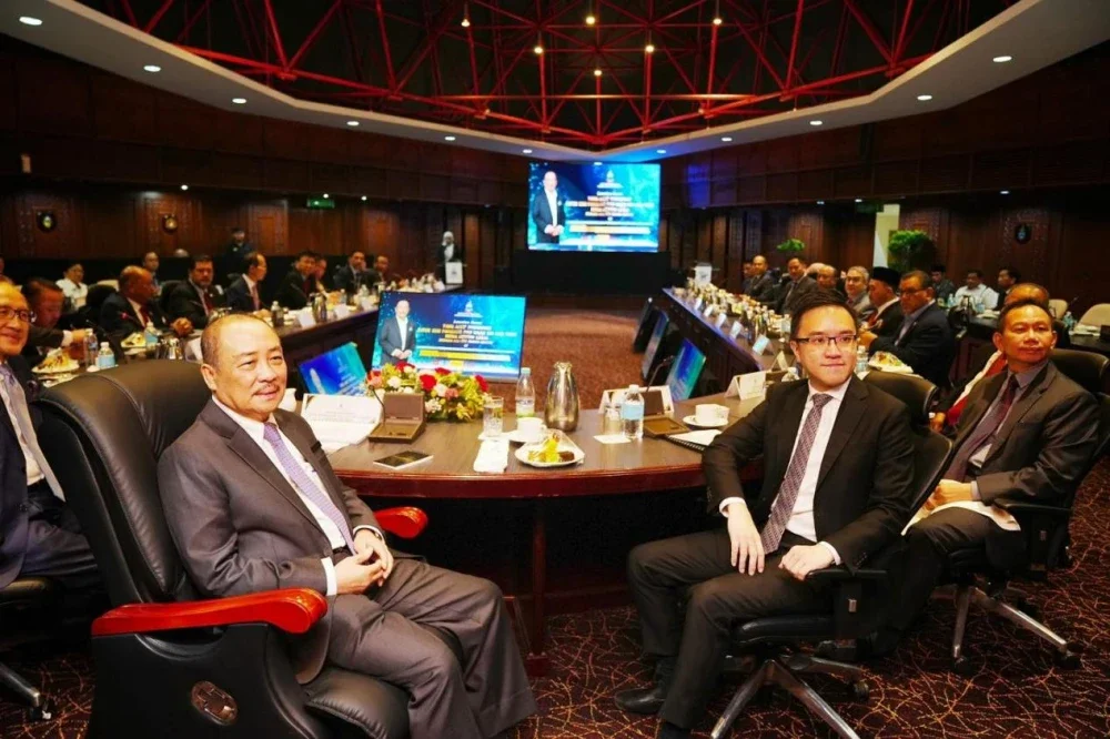 Hajiji (kiri) mempunyai misi besar iaitu tidak mahu melihat ada orang Sabah yang dihimpit kemiskinan sehingga kelaparan.