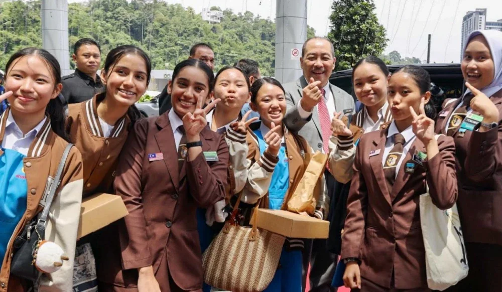 Hajiji bersama sebahagian daripada penerima Anugerah Biasiswa Kecemerlangan Sabah.