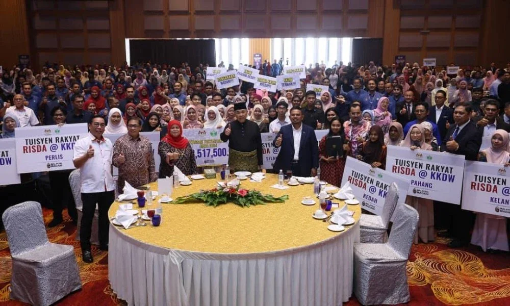 Ahmad Zahid ketika merasmikan Majlis Apresiasi Tuisyen Rakyat RISDA 2024 di sebuah hotel di sini pada Isnin.