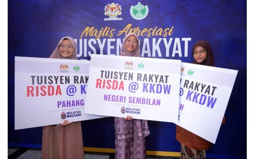 Dari kanan: Siti Sarah, Nurul Hani dan Nursyafiqah.