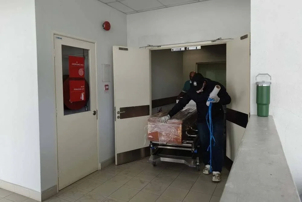 Jasad M Tishant dibawa keluar dari Unit Perubatan Forensik Hospital Rembau pada Selasa.