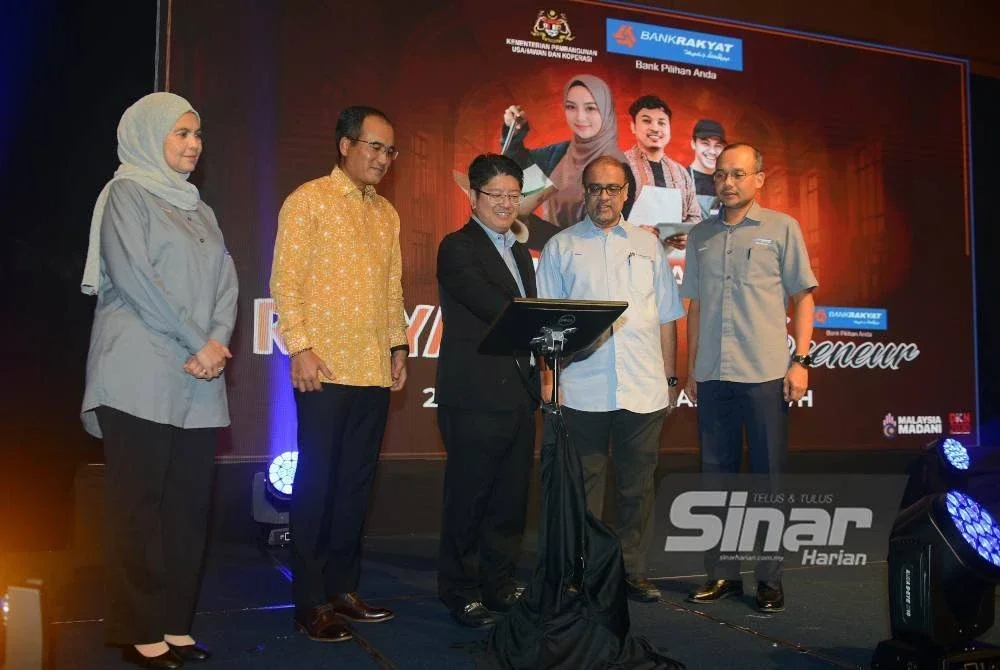 Ewon (tengah) merasmikan program RAKYATpreneur dan Bank Rakyat UNIpreneur 2025 di Menara Berkembar Bank Rakyat pada Selasa. Foto Sinar Harian MOHD HALIM ABDUL WAHID '