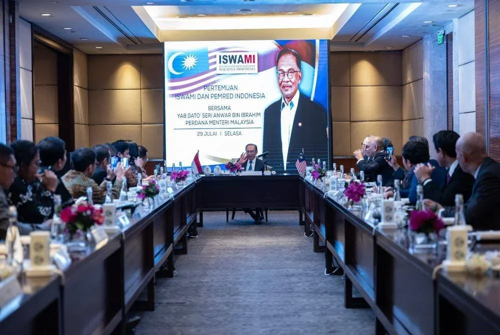 Anwar mengadakan pertemuan bersama Ikatan Setiakawan Wartawan Malaysia dan Indonesia (ISWAMI) dan pemimpin redaksi (pemred@ketua-ketua pengarang) Indonesia, di sini pada Selasa. Foto Bernama