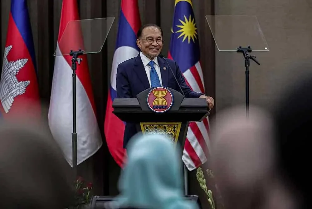 Anwar menyampaikan ucapan ketika melakukan kunjungan hormat di Sekretariat ASEAN pada Selasa. Foto Bernama