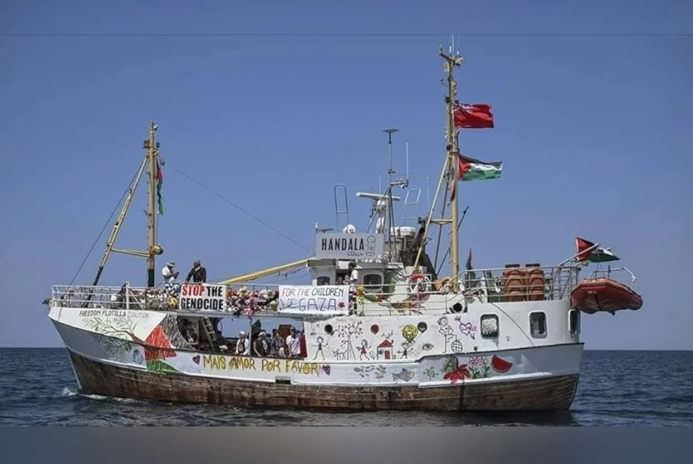 Seorang aktivis kemanusiaan dari kapal bantuan Handala telah diserang sejurus tiba di sebuah penjara Israel.