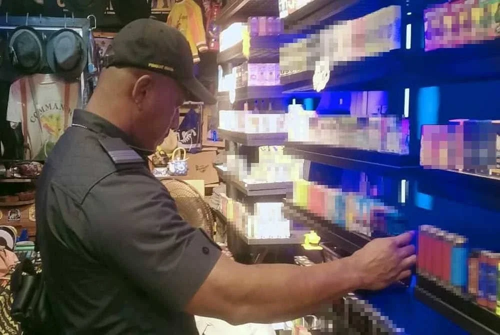 Pegawai KPDN bersama agensi penguat kuasa lain melakukan pemeriksaan di salah sebuah premis yang disyaki menjual cecair vape tiruan.
