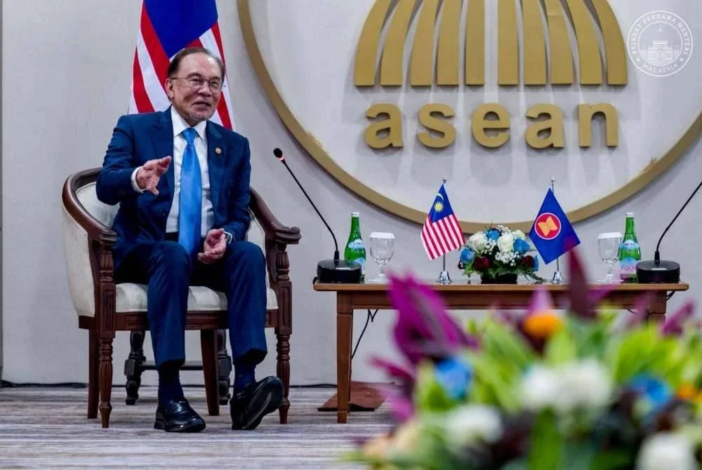 Anwar semasa kunjungan hormat ke sekretariat ASEAN di Jakarta. Foto Facebook Anwar Ibrahim