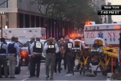 Seorang lelaki bersenjata disyaki maut selepas melepaskan tembakan yang mencederakan sekurang-kurangnya seorang pegawai polis New York dan dua orang awam berhampiran sebuah bangunan pejabat korporat di Midtown Manhattan, malam Isnin.