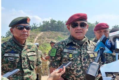 Muhammad Hafizuddeain (tengah) bercakap kepada pemberita dalam sidang akhbar pada Selasa.