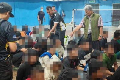 Seramai 81 lelaki warga Indonesia ditahan selepas disyaki terlibat dalam kegiatan mencuri buah kelapa sawit sekitar daerah Hilir Perak pada Selasa. Foto: Ihsan polis