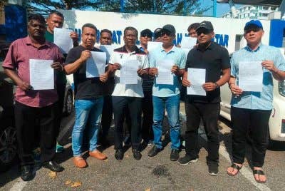 Kepimpinan Persatuan Anak Muda Madani Kedah dan tujuh Ketua Cabang PKR Kedah menunjukkan laporan polis yang dibuat di IPD Kota Setar, Alor Setar pada Selasa.