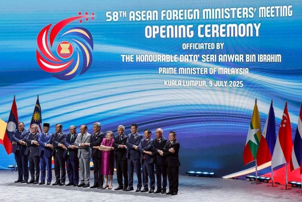 Perdana Menteri, Datuk Seri Anwar Ibrahim (enam dari kiri) bergambar bersama menteri luar ASEAN, menteri luar Timor-Leste (sebagai permerhati) pada Mesyuarat Menteri Luar ASEAN ke-58 dan mesyuarat berkaitan pada 9 Julai lalu di Pusat Konvensyen Kuala Lumpur. Foto Bernama