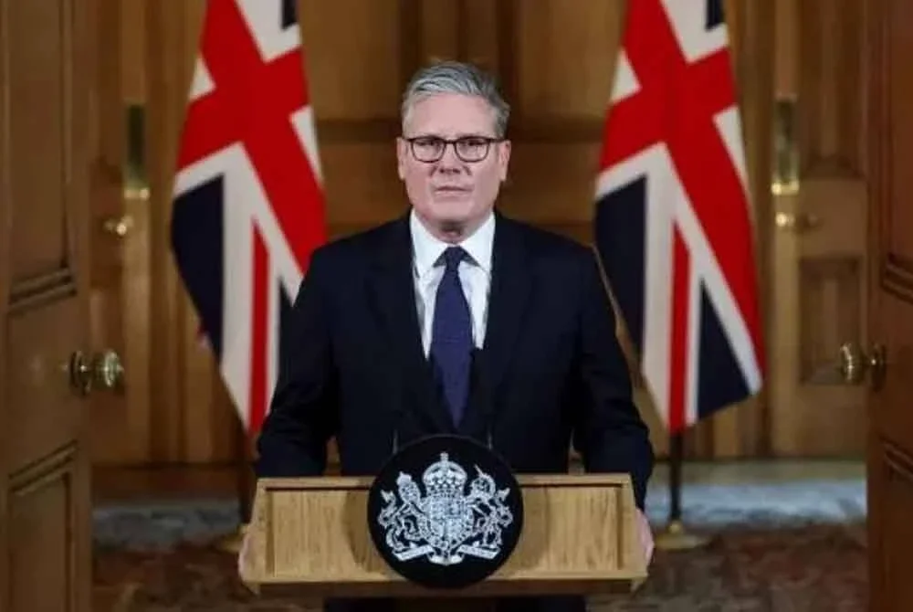 Perdana Menteri Starmer menyampaikan kenyataan dari No. 10 Downing Street pada hari mesyuarat Kabinet dipanggil semula bagi membincangkan situasi di Gaza, di London pada Selasa. Foto Reuters