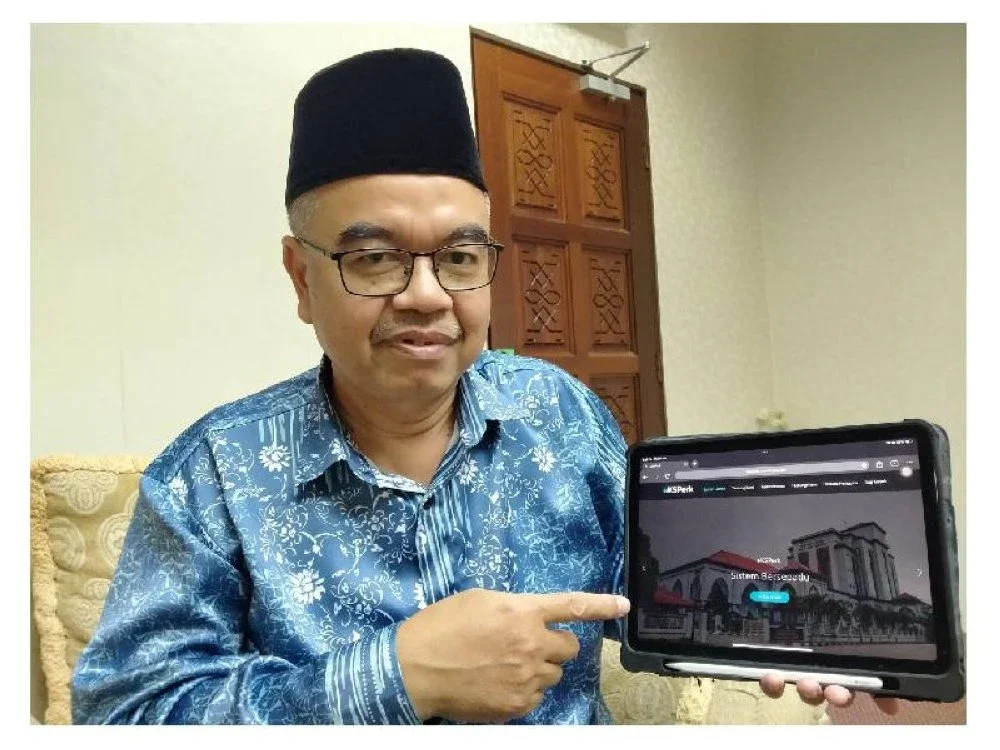 Ketua Hakim Syarie Perak, Datuk Ab Rahman Thobroni Mohd Mansor, menunjukkan laman web eKSPerk yang boleh diakses menerusi peranti elektronik bagi memudahkan orang ramai untuk berurusan di Mahkamah Syariah di Perak.