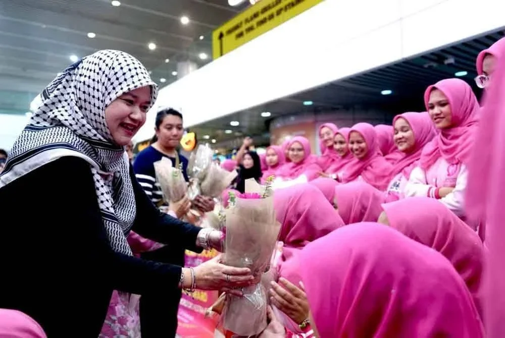 Fadlina menyambut kepulangan pasukan okestra SPWinds di KLIA pada Selasa.