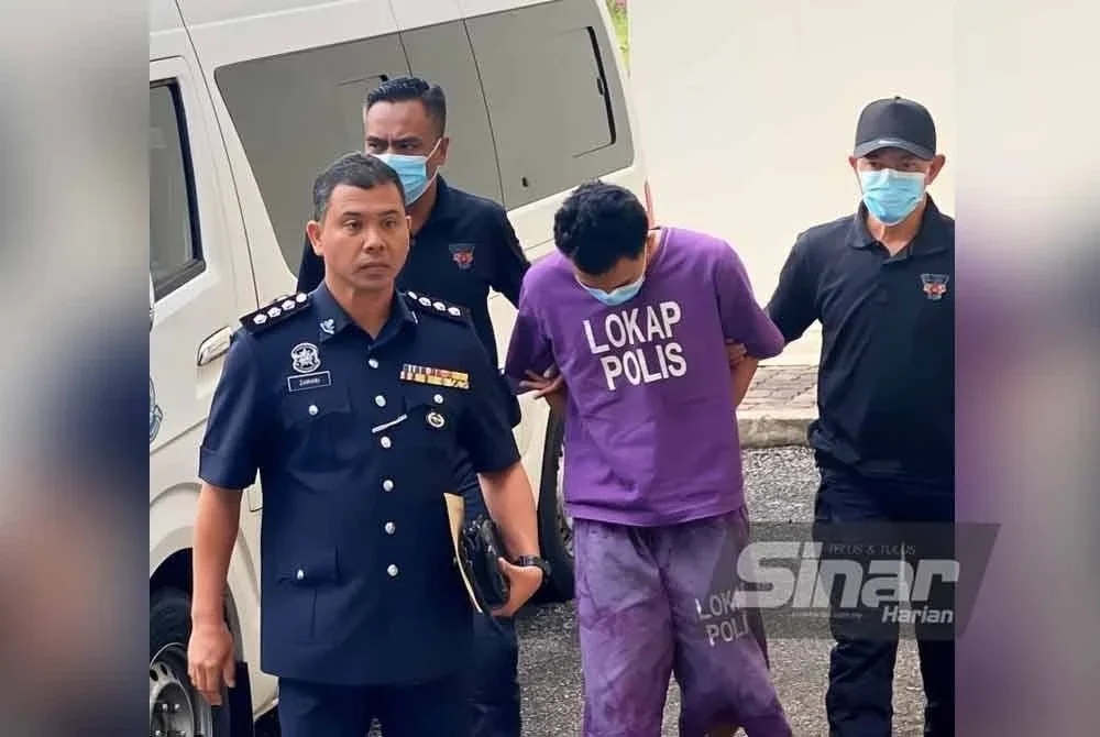 Suspek tiba di Kompleks Mahkamah Pasir Mas dengan menaiki kenderaan polis. Foto Sinar Harian-HAZELEN LIANA KAMARUDIN