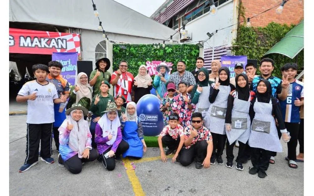 Sebahagian guru dan pelajar dari 10 sekolah terlibat dalam acara jualan Hari Kantin Sinar Bestari X PTPTN sempena Karnival Siang Malam Karangkraf 2025.