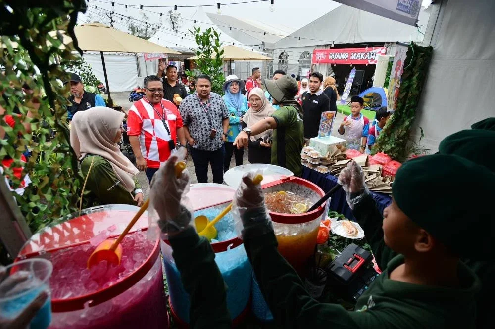 Zamri, Airol Fadley dan Hazlina melawat gerai jualan sekolah-sekolah terlibat.