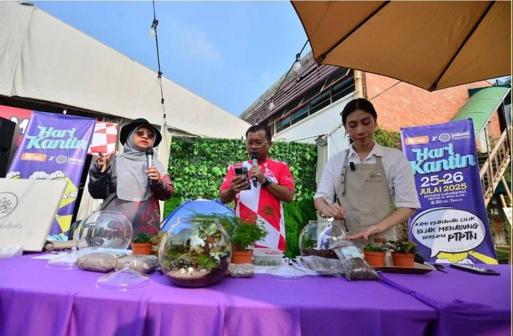 Farrah Suhaily (kiri) ketika sesi demonstrasi Terrarium Hari Kantin Sinar Bestari bersama PTPTN sempena Karnival Siang Malam 2025 di Dataran Karangkraf, Shah Alam pada Sabtu.