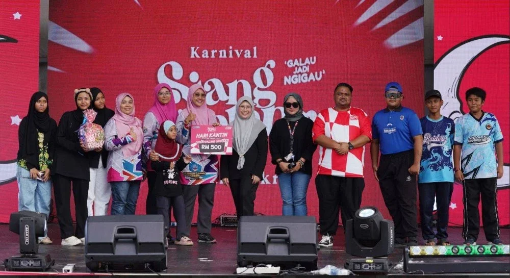 Farah (lima, kanan), Airol Fadley (empat, kanan) dan Hazlina (enam, kanan) bergambar bersama juara kategori Gerai Paling Banyak Kutipan, SMK Selayang Baru.