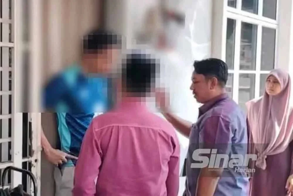 Seorang doktor lelaki ditahan JAIM selepas disyaki berkhalwat dengan pasangannya yang juga seorang doktor wanita.