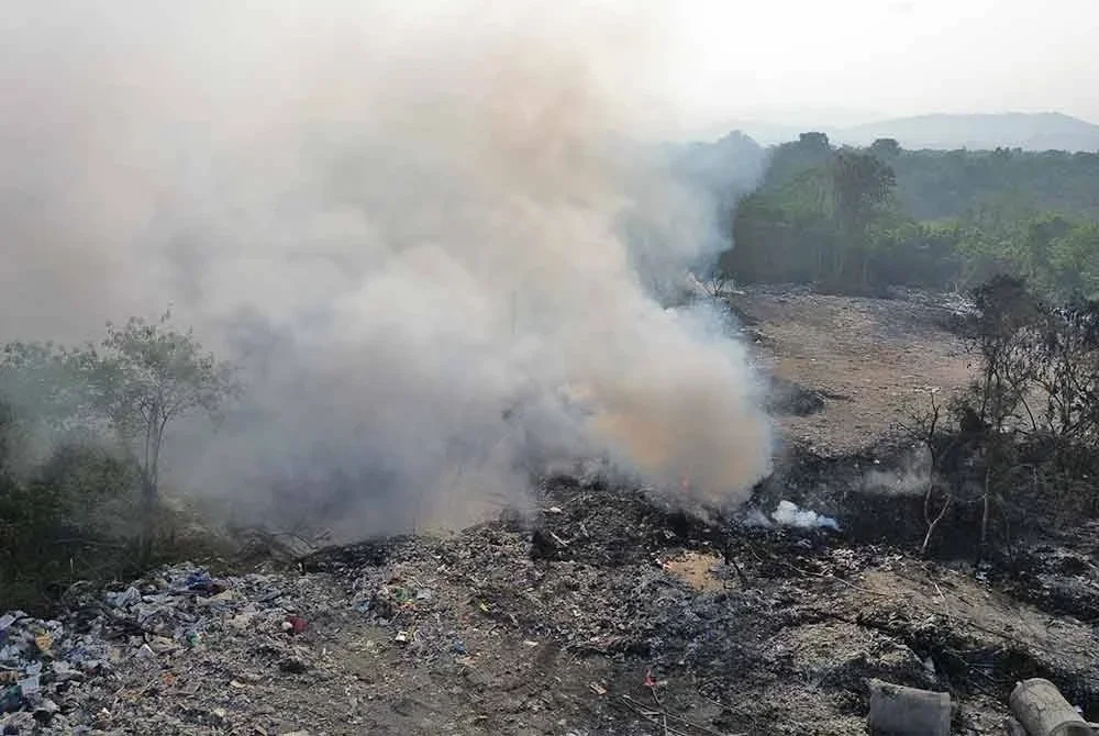 Keadaan kebakaran tapak pelupusan sampah haram.