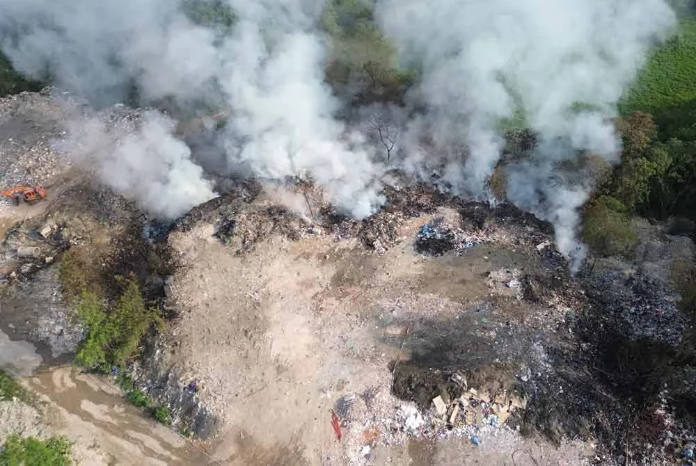 Keadaan kebakaran tapak pelupusan sampah haram.
