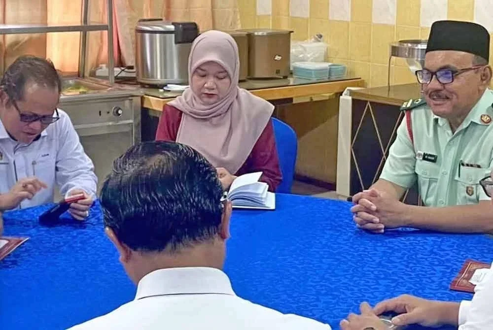 Fadhlina hadir ke sekolah berkenaan pada pagi Rabu bagi mendapatkan maklumat penuh berkenaan insiden terbabit.