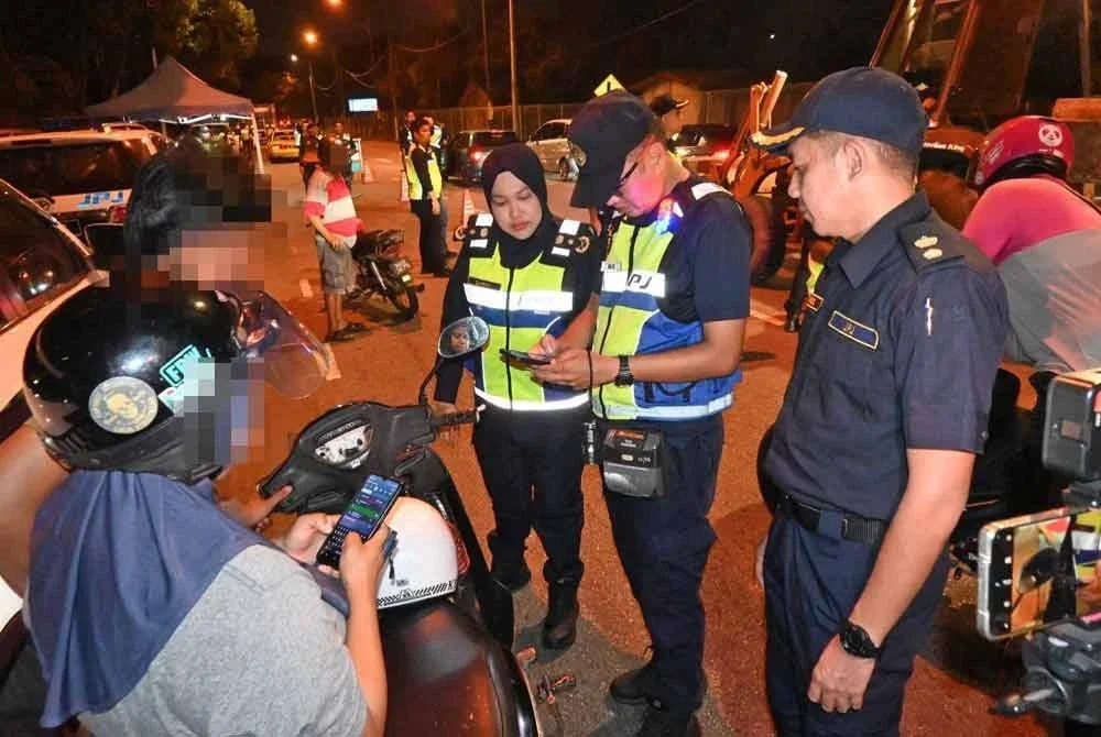 Dalam operasi itu, JPJ turut menahan seorang penunggang motosikal yang bukan sahaja membahayakan nyawanya malah isteri yang mengandung kerana menunggang motosikal tanpa lesen.