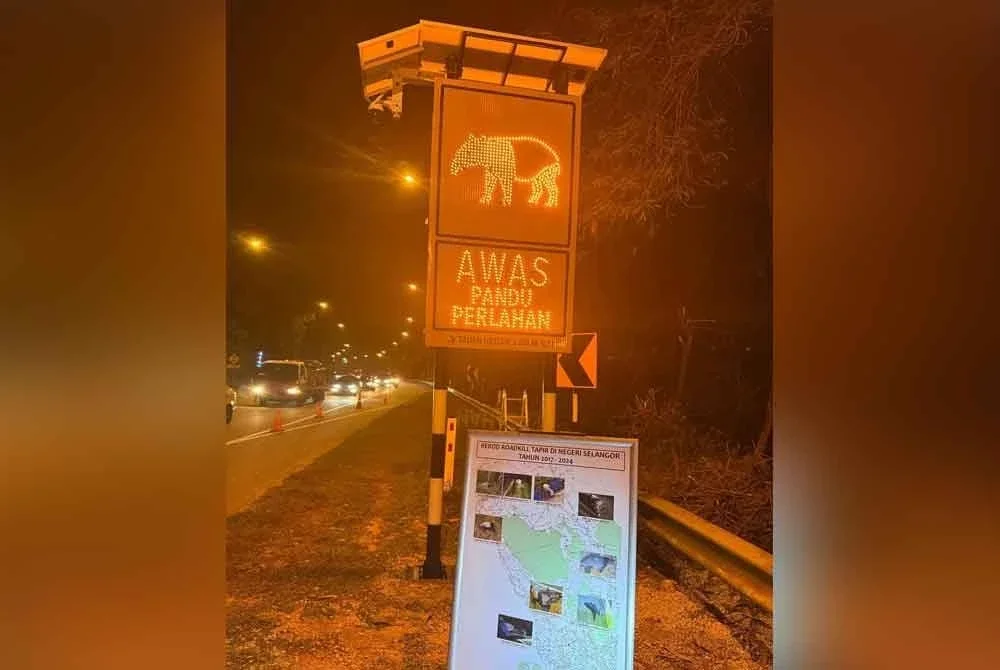 Papan tanda LED ini turut dilengkapi CCTV bagi merekod dan memantau kawasan lintasan hidupan. Foto Perhilitan