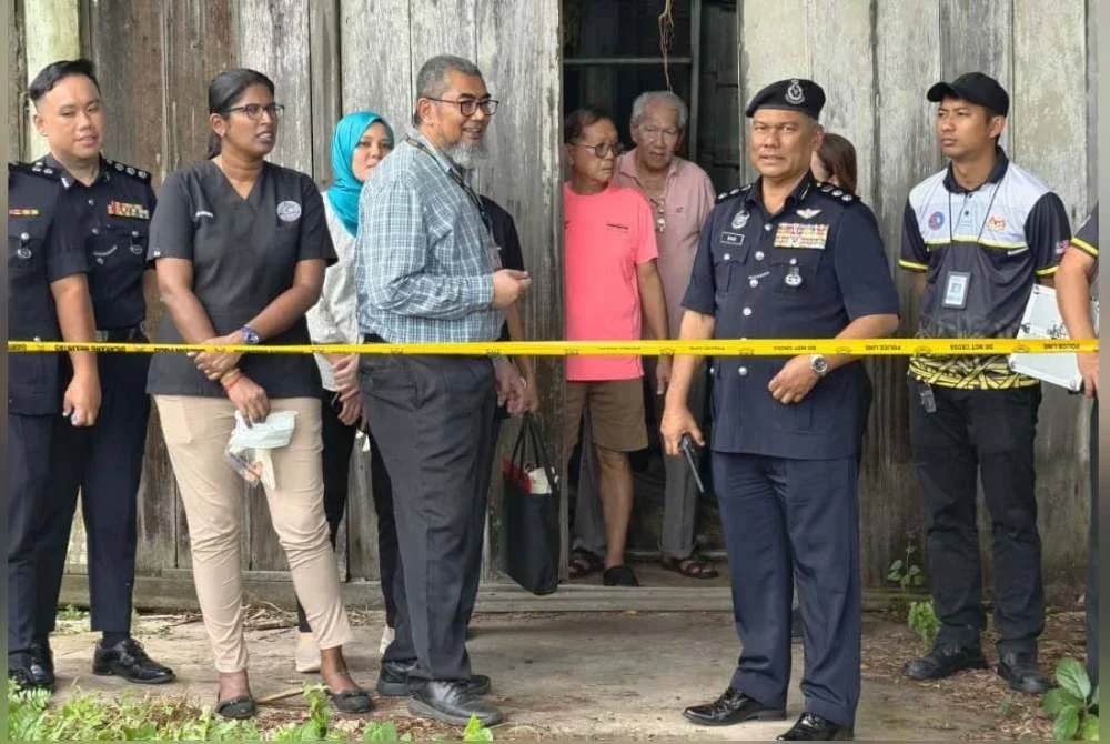 Bakri (dua dari kanan) bersama pasukan Forensik HRPB Ipoh meninjau lokasi kejadian bagi mencari petunjuk terhadap kes penemuan rangka dan tengkorak manusia dalam sebuah rumah usang di Teluk Intan. Foto ihsan Polis