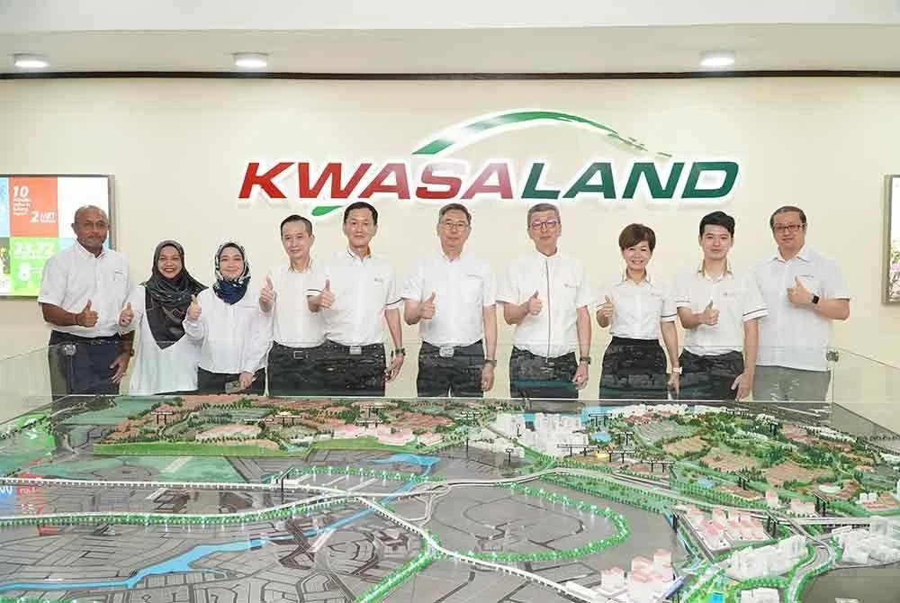 Hock San (empat dari kanan) dan Adenan (enam dari kiri) bergambar kenangan bersama barisan kanan kedua-dua syarikat.