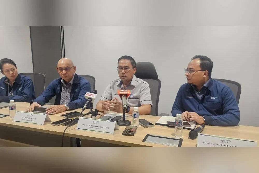 Mohd Yaakob (dua dari kanan) dalam sidang akhbar di pejabat Sabah Electricity di Kota Kinabalu.