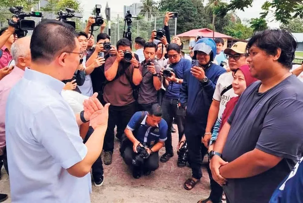 Kor Ming (kiri) turut menemui pembeli unit yang berada di luar kawasan pembinaan selepas sesi sidang media.