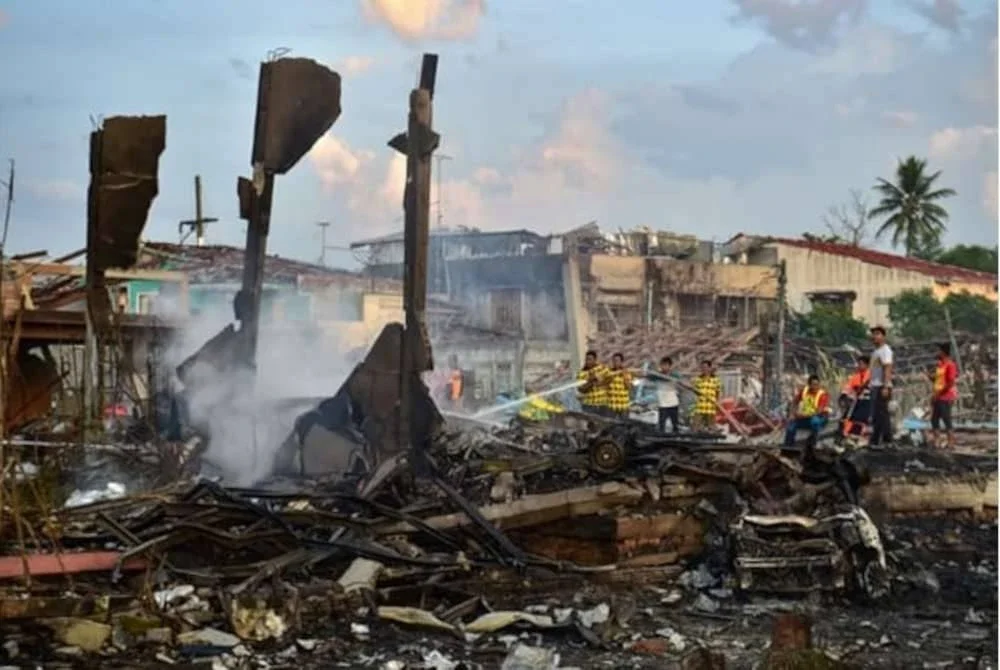 Letupan yang berlaku sekitar jam 11 pagi waktu tempatan itu mengakibatkan keseluruhan struktur bangunan kilang musnah. Foto Agensi